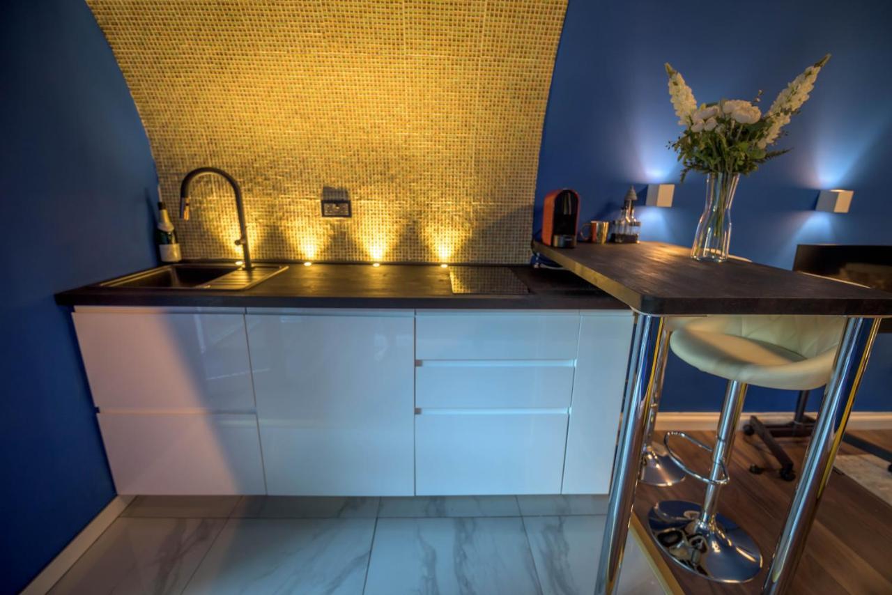 Quirky Vaulted Flat With Terrace Apartment Bath Exterior photo